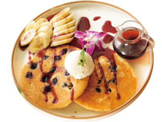 フルーツが目にも美味しいアクセント。Berry Pancakes ＄18、付け合わせの野菜も美味。