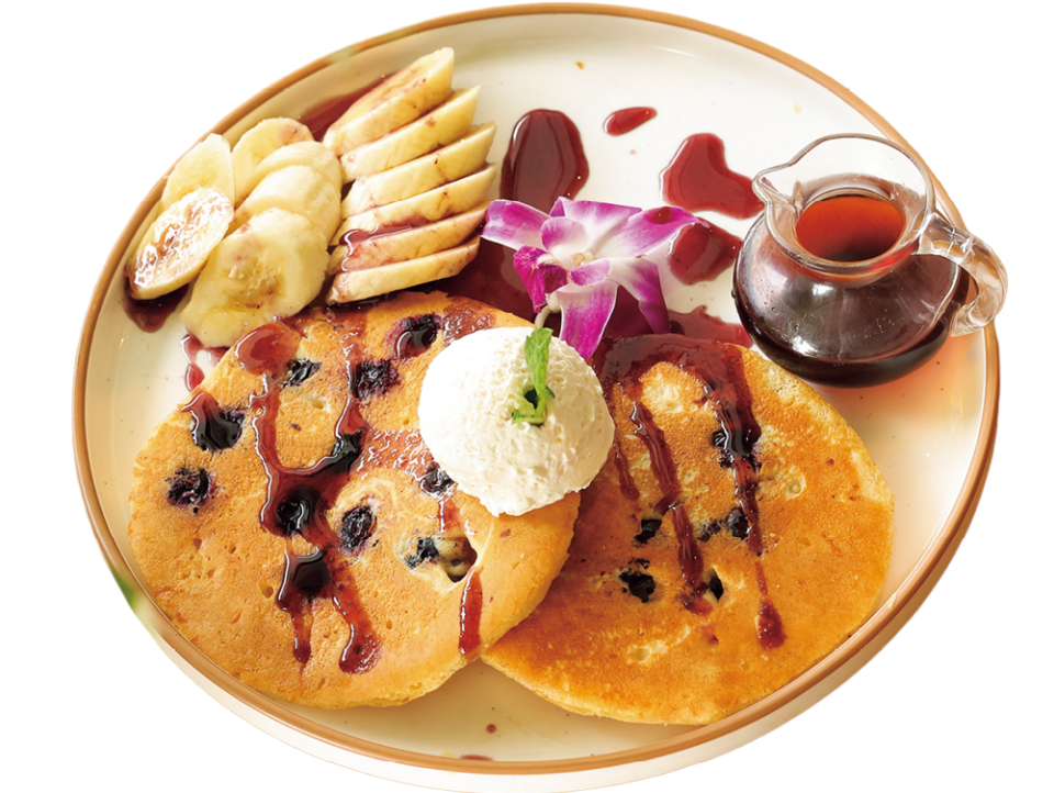 フルーツが目にも美味しいアクセント。Berry Pancakes ＄18、付け合わせの野菜も美味。
