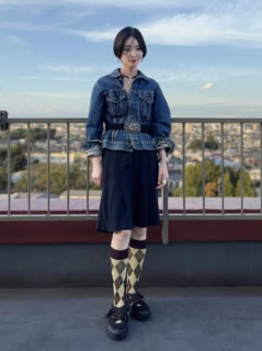 デニムジャケットの上にヴィンテージベルトを巻き、個性溢れる着こなしに。こんな風にシャツ感覚でジャケットを使ってみると着こなしの幅も広がりそう！