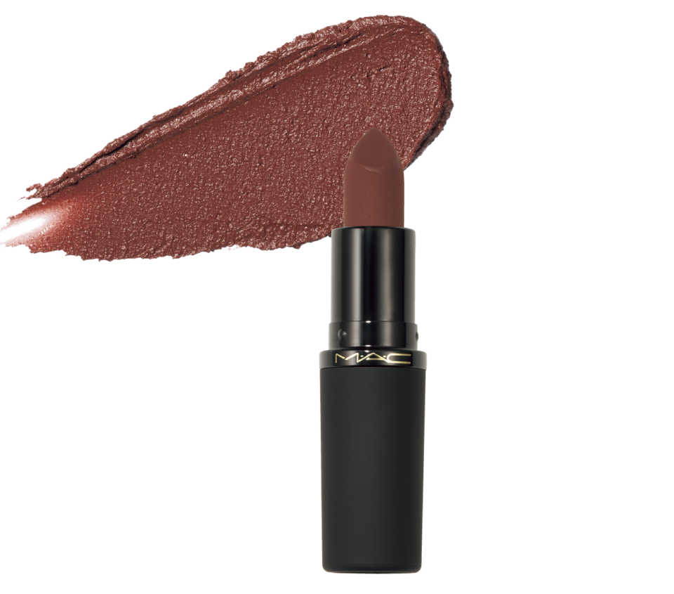 保湿オイルをたっぷり含み、驚くように軽やかな質感。発色のよさが10時間持続。¥4,840（M・A・C）