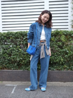 デニムのブルーにリンクする鮮やかなブルーのバッグとシューズが新鮮！ さり気なくウエストに巻かれたボーダーのカットソーがこなれ感を生むアクセントに。