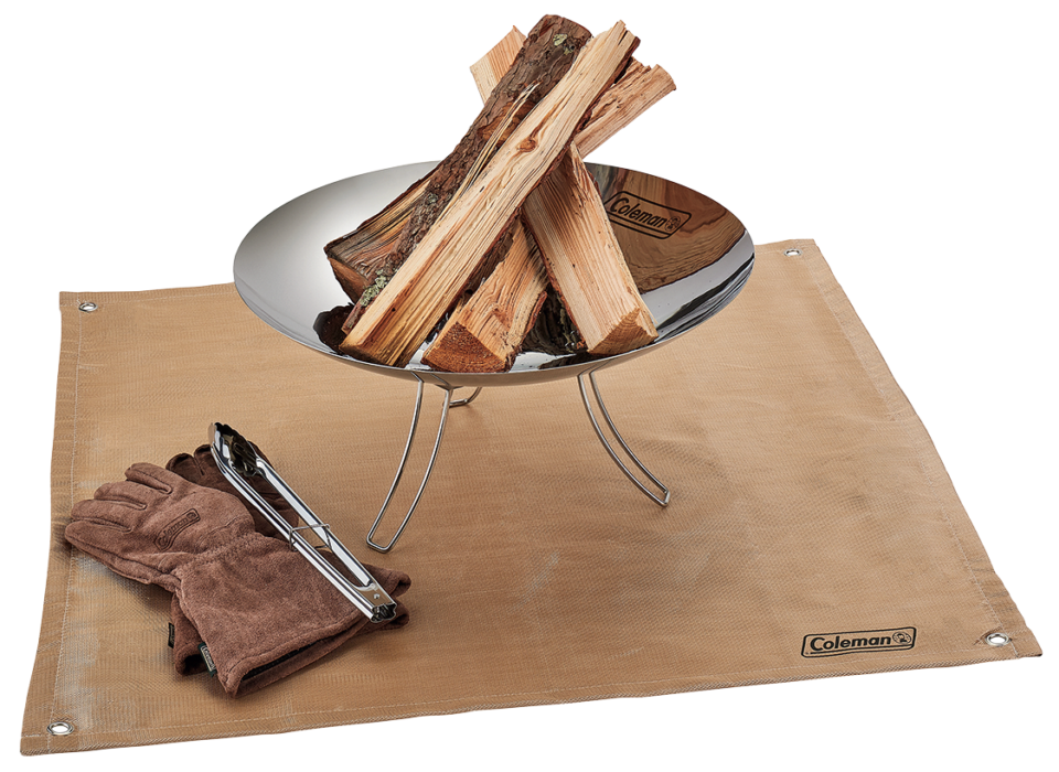 焚き火台〈ファイアーディスクソロ〉¥5,390、ファイヤープレイスシート¥3,300（共にコールマン／コールマン カスタマーサービス）
