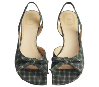 サンダル［ヒール4㎝］¥170,000（ディオール／クリスチャン ディオール）