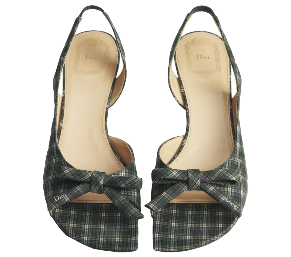 サンダル［ヒール4㎝］¥170,000（ディオール／クリスチャン ディオール）