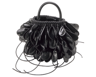 バッグ※ストラップ付き［H20×W15×D10㎝］¥1,226,500※予定価格（ロエベ／ロエベ ジャパン クライアントサービス）