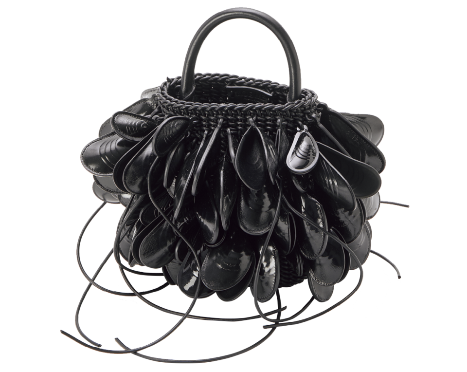 バッグ※ストラップ付き［H20×W15×D10㎝］¥1,226,500※予定価格（ロエベ／ロエベ ジャパン クライアントサービス）