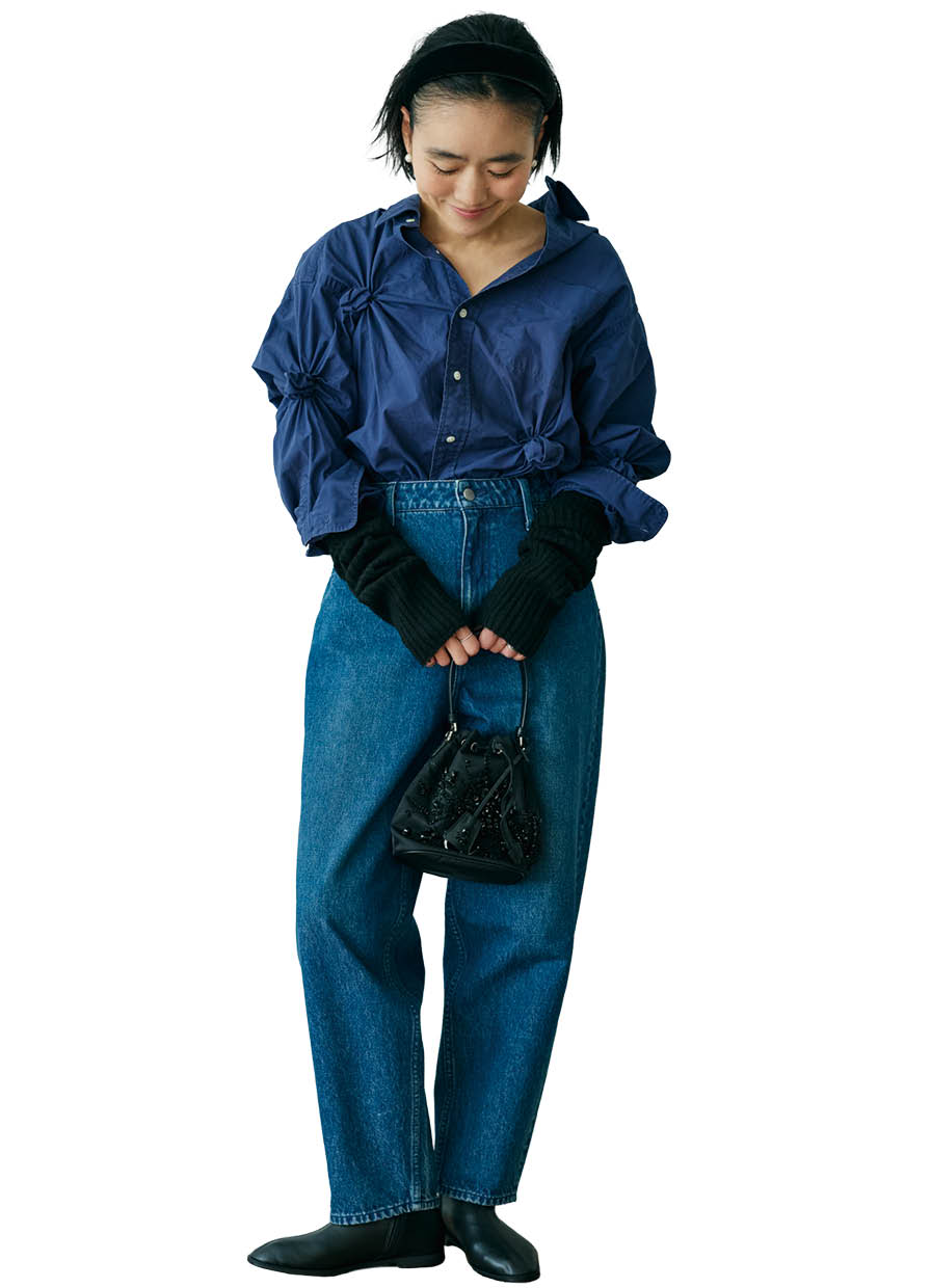 miies miimのアームウォーマー、Doneのシャツ、COUDREのデニムパンツとピアス、SOPHIE BUHAIのカチューシャ、PRADAのバッグ、Dhyana.のブーツ/全て本人私物