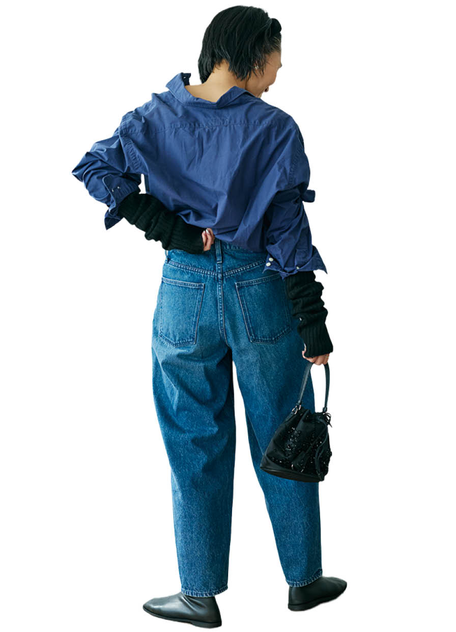 miies miimのアームウォーマー、Doneのシャツ、COUDREのデニムパンツとピアス、SOPHIE BUHAIのカチューシャ、PRADAのバッグ、Dhyana.のブーツ/全て本人私物