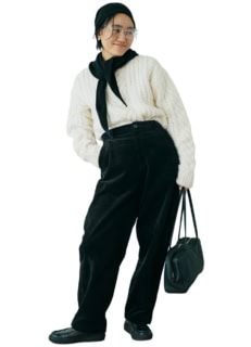 THE ROWのニット帽と三角ニットストールとバッグ、Cecilie Bahnsenのニット、Traditional Weatherwearのパンツ、COUDREのピアス、SHEINで買った眼鏡、Dhyana.のシューズ／全て本人私物