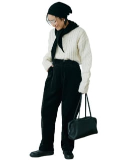 THE ROWのニット帽と三角ニットストールとバッグ、Cecilie Bahnsenのニット、Traditional Weatherwearのパンツ、COUDREのピアス、SHEINで買った眼鏡、Dhyana.のシューズ／全て本人私物