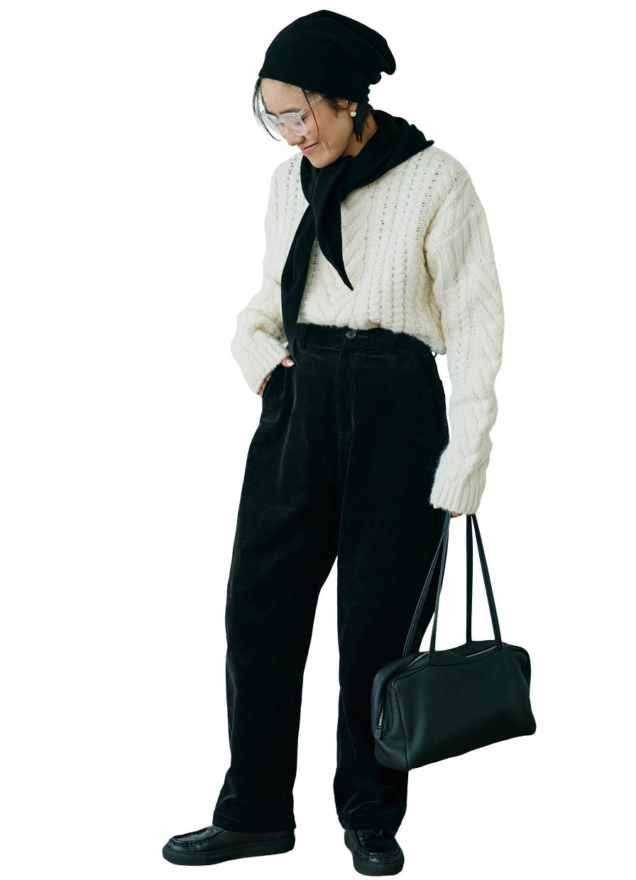 THE ROWのニット帽と三角ニットストールとバッグ、Cecilie Bahnsenのニット、Traditional Weatherwearのパンツ、COUDREのピアス、SHEINで買った眼鏡、Dhyana.のシューズ／全て本人私物