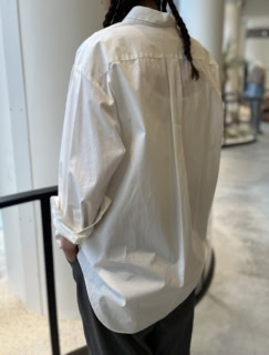 バックスタイルもバッチリ。着丈は後身頃がかなり長めになっているので、気になるヒップもカバーできちゃいます！