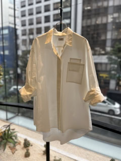 エレガントシャツ￥41,800（アパルトモン）