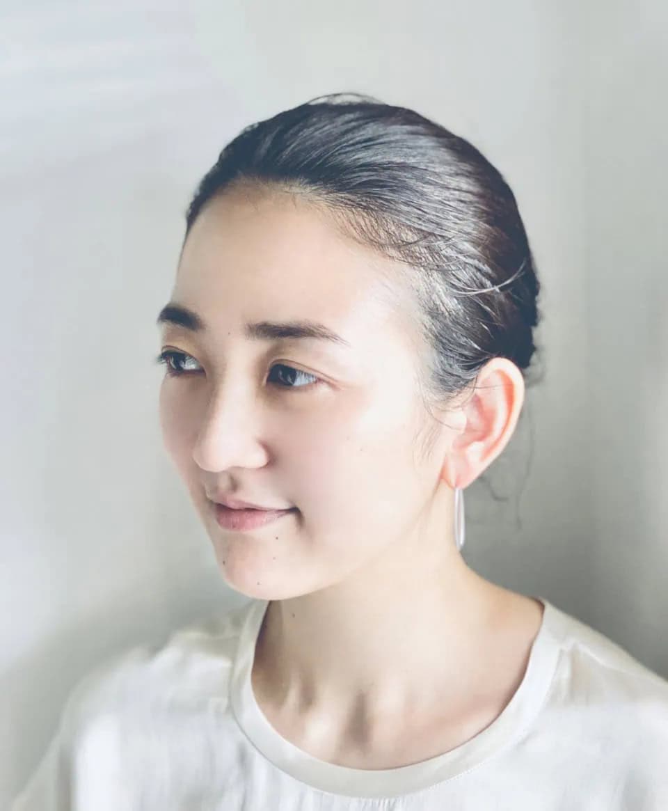 PROFILE_こうの・なみこ／慶應義塾大学卒業後、セレクトショップのPRを経験し、独立。現在はフリーランスとしてPRディレクションを手掛ける他、自身のショールーム「73 Showroom」を主宰しさまざまなブランドを扱っている。明るく朗らかな性格とコミュ力の高さに、スタイリストから編集者、モデルやタレントまで業界人からの信頼が厚い。1歳の男のコのママ。