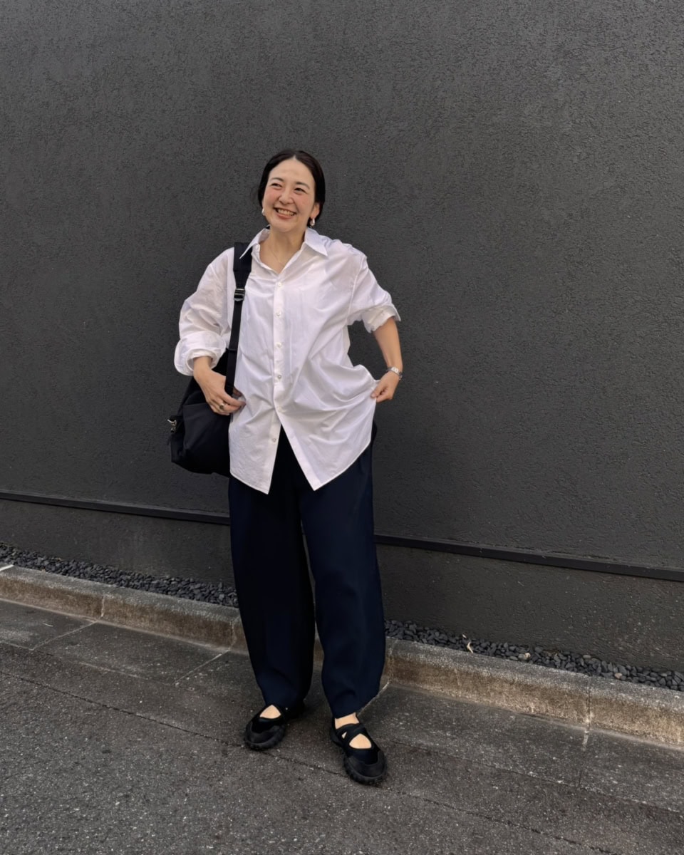 キレイめにまとめたシャツスタイルに。裾の少しすぼまったパンツとのバランスもお気に入り。