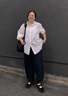 キレイめにまとめたシャツスタイルに。裾の少しすぼまったパンツとのバランスもお気に入り。