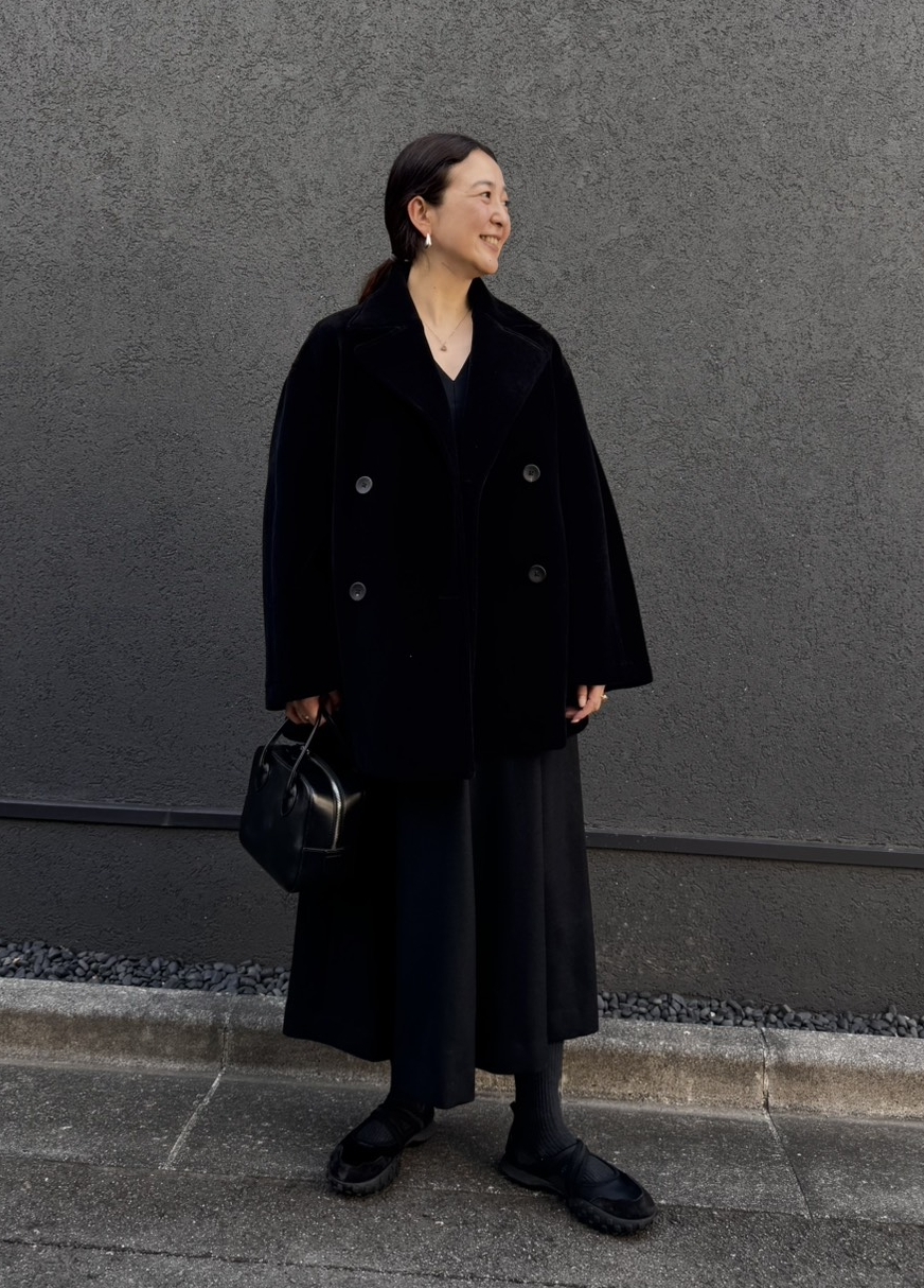 スポーティ過ぎないので、女性らしいスカートスタイルにもぴったりなんです。