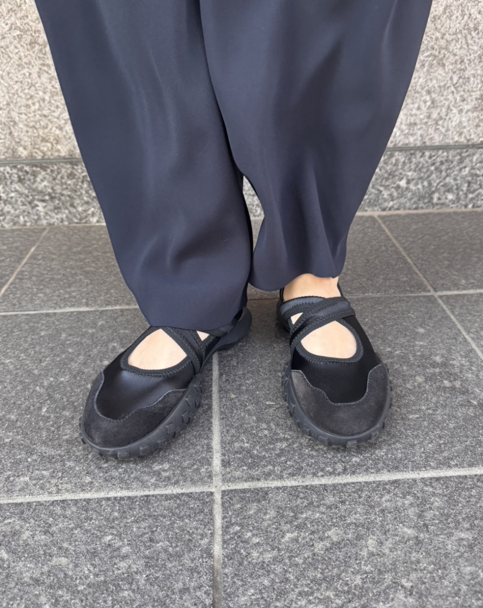 程よくゴツゴツとしたソール、ストラップのアクセントがきいています♡