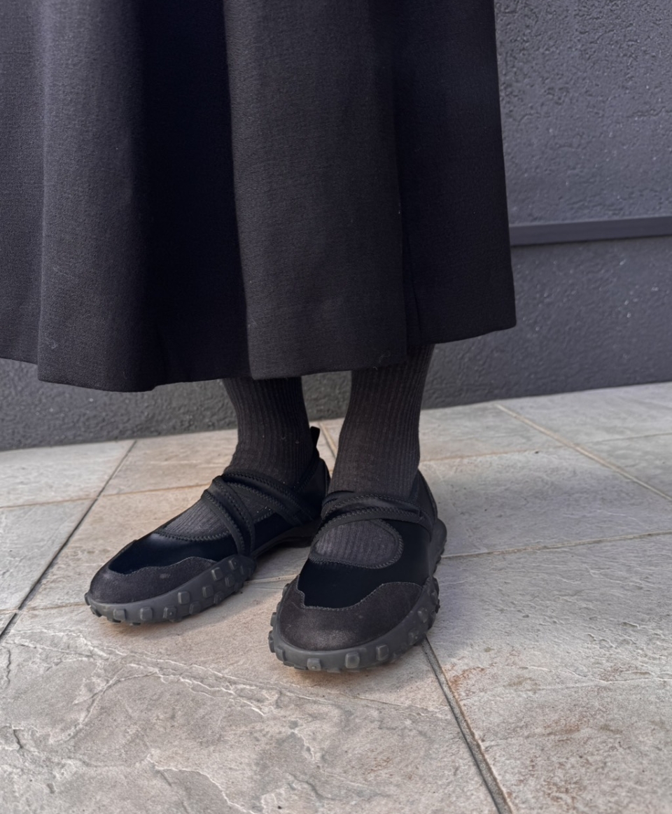 サテン×スエードのコンビは、春はもちろん、季節問わずはけるのも嬉しい。