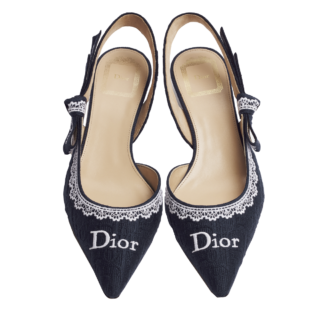 靴［ヒール3.5㎝］¥175,000（ディオール／クリスチャン ディオール）