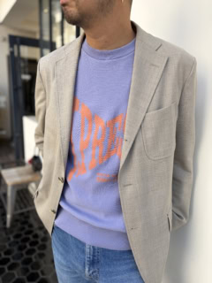 パープルにピーチピンクのロゴの配色もイイ！ ジャケットの上質な風合いとのコントラストも絶妙なスパイスに