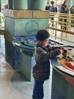 アトラクションの待ち時間もレゴで遊べるコーナーが