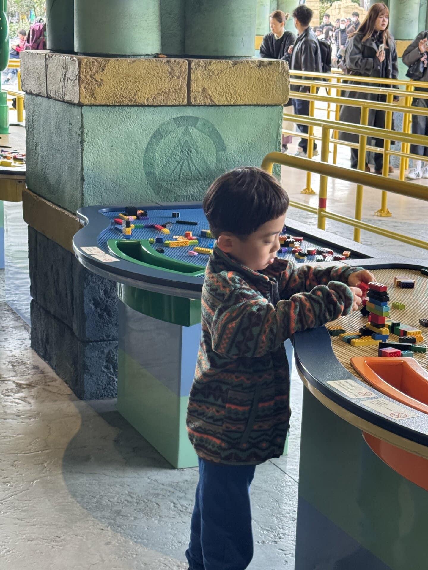 アトラクションの待ち時間もレゴで遊べるコーナーが