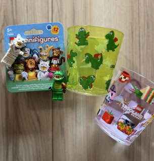 お土産に購入したのは、レゴランド限定のコップとミニ・フィギュア。あと、ニンジャゴーのレゴ（大物）を買わされました。。。