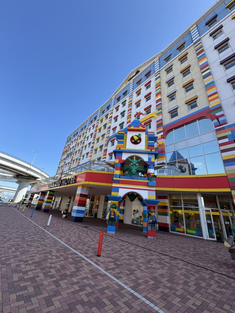 子どもファーストでパークの目の前というのが最高。外観も可愛いホテル