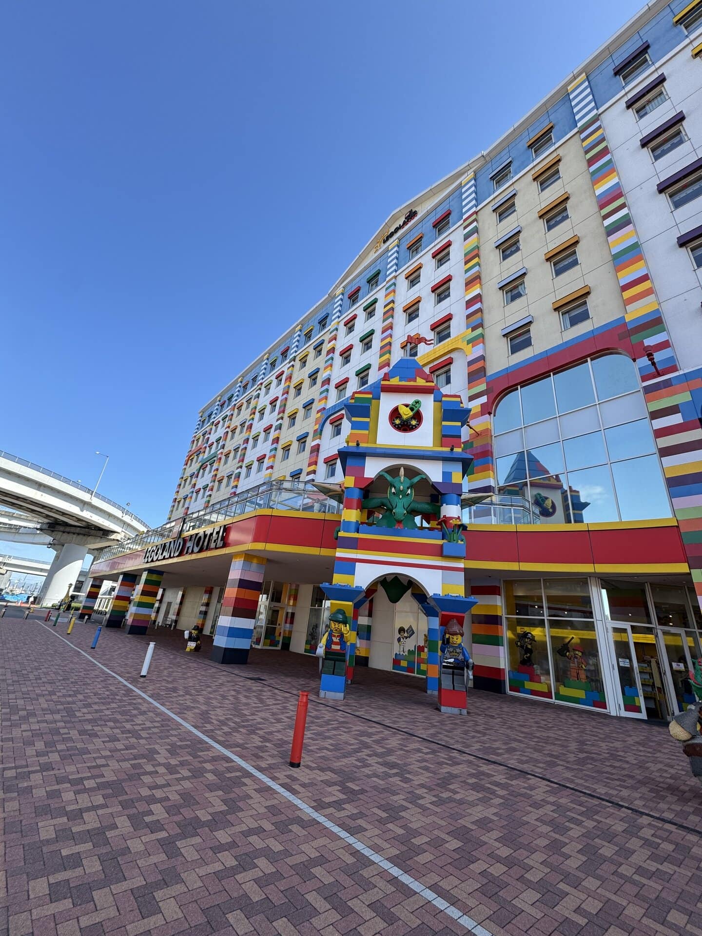 子どもファーストでパークの目の前というのが最高。外観も可愛いホテル