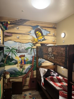 子どもが喜ぶ2段ベット。宝探しや、部屋で遊ぶようのデュプロも用意されていました