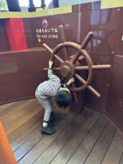 レストラン前の室内とベランダにアスレチックやレゴで遊べるスペースが。めちゃくちゃ助かりますね～