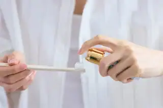 1～2プッシュを歯ブラシや指につけて歯と歯茎をマッサージ。最後に水で軽く口をすすぎます。朝晩はもちろん、ランチ後や商談の前などにもオススメ。