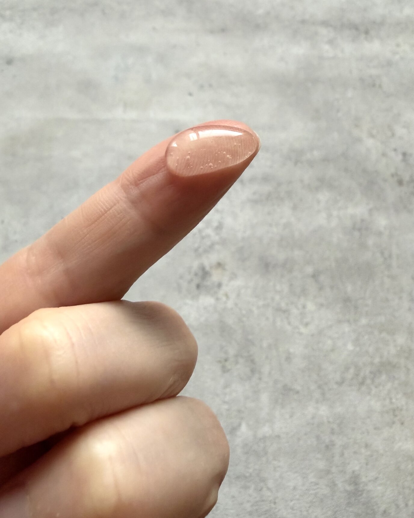 テクスチャーはチュルンとした柔らかなジェル状。歯茎にもなじませやすい。歯ブラシがない場合は、指に付けて歯茎をマッサージするだけでもリフレッシュ！