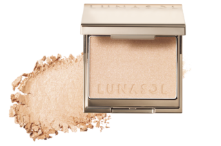 肌の血色感を引き立てながら、空気のように肌の上を滑るように発色。¥4,400※セット価格（カネボウ化粧品）