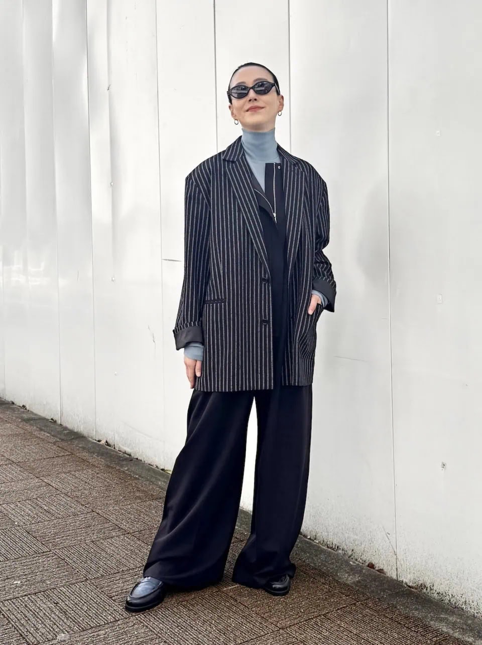 シューズ￥31,900 （シー ミー）、ジャケット￥38,500、ジャンプスーツ￥24,200、カットソー￥9,900（全てシティショップ／シティショップ 渋谷店）、サングラス￥49,500（プロジェクト プロダクト／アイシンク 渋谷パルコ店）、ボーニーのピアスは本人私物