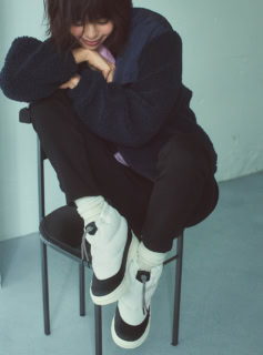 雨や雪の日だってへっちゃら! ブーツ¥15,400(ソレル/コロンビアスポーツウェアジャパン)、ジャケット¥39,600(バウム・ウンド・ヘルガーテン/S&T)、ニット¥28,600(ロンハーマン)、パンツ¥26,400(ヤヌーク/カイタックインターナショナル)、ソックス¥4,180(CORGI/ピモンテ)