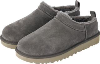 カジュアル過ぎないグレーはどんなスタイルにも。ブーツ¥24,200(UGG®/デッカーズジャパン)