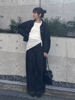ボーイズライクになりがちなオーバーサイズジャケット＆ワイドデニムをウエストのレーススカーフで大人仕上げに。ワンウオッシュのブラックデニムをセレクトした、ラフ過ぎないムードも◎。