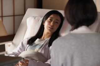 『90メートル』 story 母・美咲（菅野美穂）と2人で暮らしてきた佑（山時聡真）。佑が高2になったとき、美咲が難病でからだが不自由になり、彼女の介護をすることに。ケアマネージャー下村（西野七瀬）らの助けでギリギリ生活を維持していたが、彼には大学進学で上京するか母との生活を続けるかの選択が……。 監督・脚本：中川駿／出演：山時聡真、菅野美穂、西野七瀬、南琴奈、田中偉登　ほか／配給：クロックワークス／公開：3月27日より、新宿バルト9ほか全国ロードショー © 2026 映画「90メートル」製作委員会