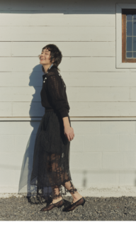 シアースカート¥46,200(バウム・ウンド・ヘルガーデン/アルアバイル)、ニット¥57,200(ジェーン スミス/アダム エ ロペ)、ピアス¥199,100(ソフィー ブハイ/エスケーパーズ アナザーワールド)、シューズ¥64,900(ネブローニ)