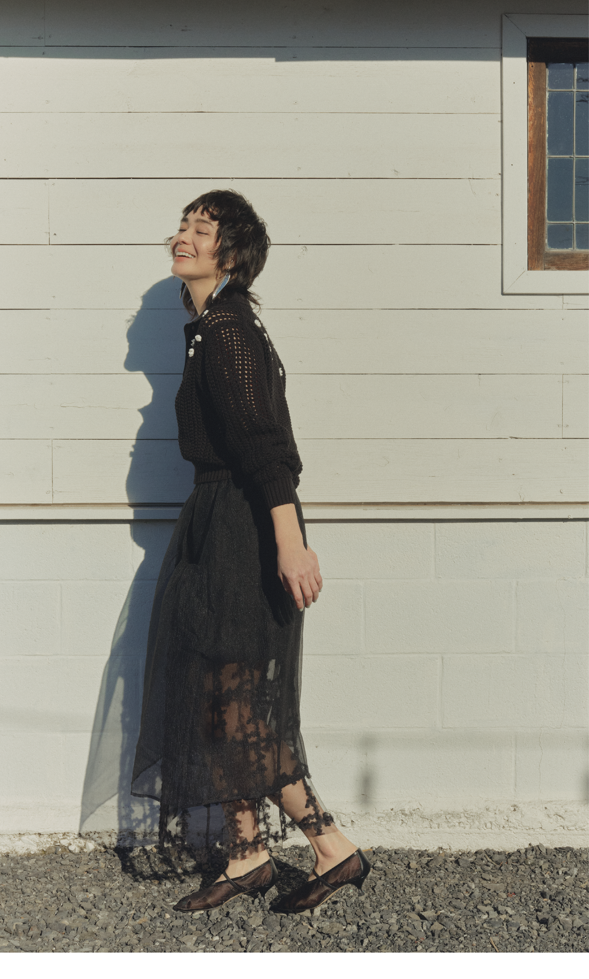 シアースカート¥46,200（バウム・ウンド・ヘルガーデン／アルアバイル）、ニット¥57,200（ジェーン スミス／アダム エ ロペ）、ピアス¥199,100（ソフィー ブハイ／エスケーパーズ アナザーワールド）、シューズ¥64,900（ネブローニ）