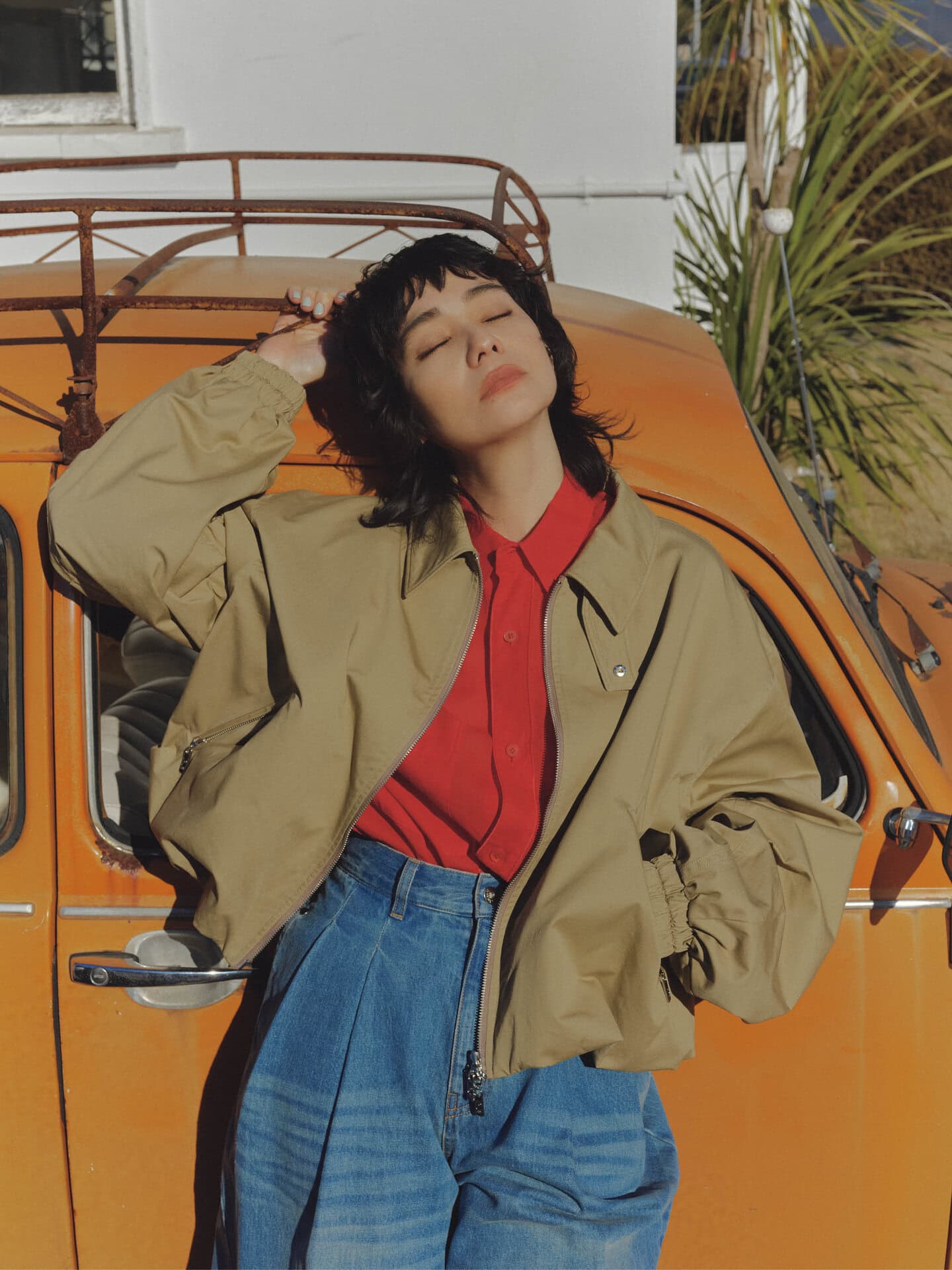 ジャケット¥37,400、デニムパンツ¥27,500（共にプランクプロジェクト／プランクプロジェクト 青山店）、シャツ¥39,600（ビソウン／スリーテン）