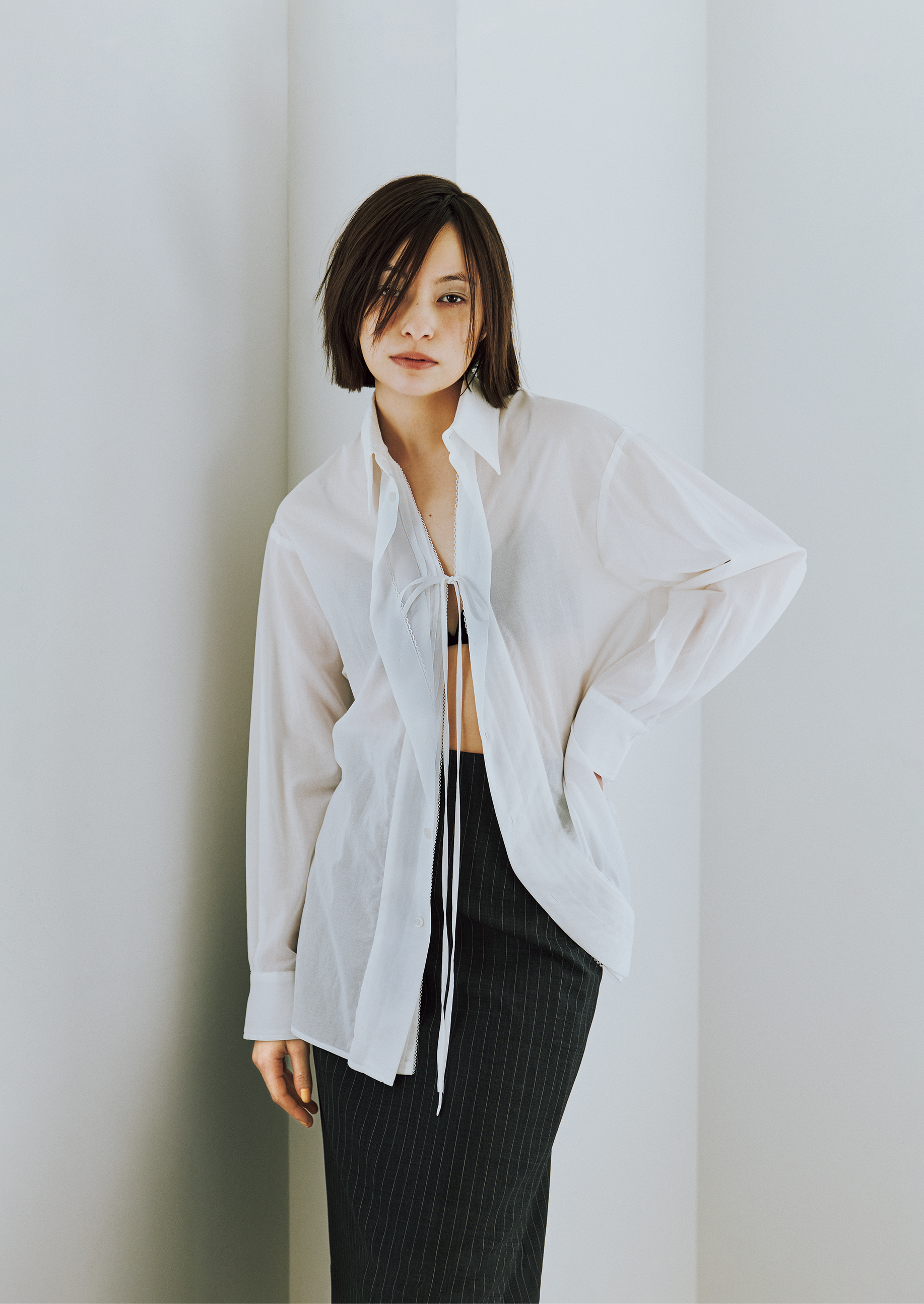 シャツ¥49,500（オロヒー／オン・トーキョー ショールーム）、スカート¥39,600（エストネーション）、ブラはスタイリスト私物