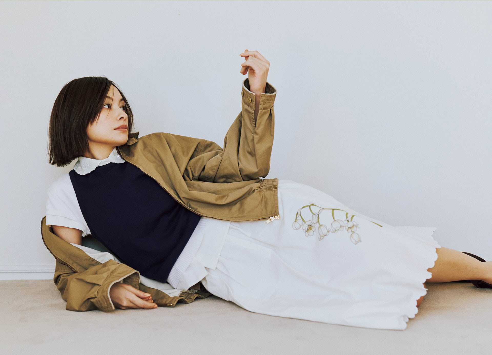 シャツ¥110,000、スカート¥137,500、ジャケット¥132,000（全てマディソンブルー）、トップス¥37,400（アカネ ウツノミヤ）、スニーカー¥17,600（オデット エ オディール／オデット エ オディール 新宿店）