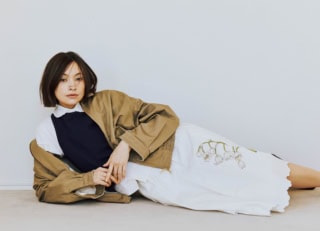 シャツ¥110,000、スカート¥137,500、ジャケット¥132,000（全てマディソンブルー）、トップス¥37,400（アカネ ウツノミヤ）、スニーカー¥17,600（オデット エ オディール／オデット エ オディール 新宿店）