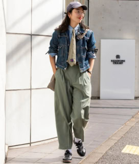 デニムジャケット×チノパンという王道ベーシックをネクタイで「らしく」昇華。トムボーイムードななかにもパールネックレスやメタルフレームのアイウェア、腕時計などで大人の品性を忍ばせて。