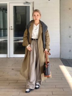 シューズ￥42,900（カステラーノ）、トレンチコート￥64,900、トップス￥13,200、肩にかけたニット￥25,300、パンツ￥35,200（全てコンテ／全てconte 青山店）、CELINEのバッグ、その他は全て本人私物