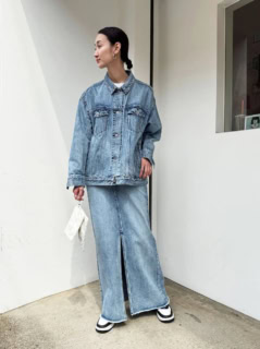 風合いたっぷりのウォッシュデニムはオーバーサイズ×ロングスカートで女性らしい雰囲気。深めのスリットにリーンなシルエットがカジュアルななかにも大人っぽさを演出。
