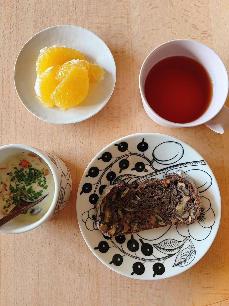 娘のある日の朝食です。柄のある洋皿とも合わせやすく、使い勝手◎。スタッキングもできるので、もう少し集めたい……(笑)。